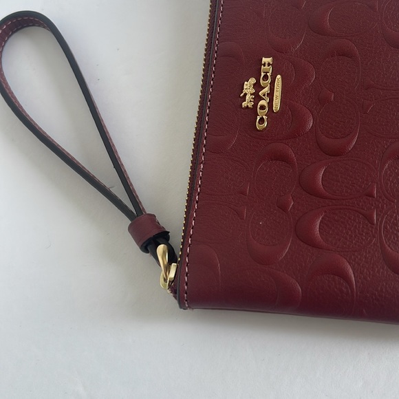 Coach corner zippered leather wristlet with embroidered signature - Picture 3 of 16
